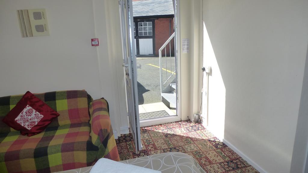 Whitehall Guest House Colwyn Bay Εξωτερικό φωτογραφία