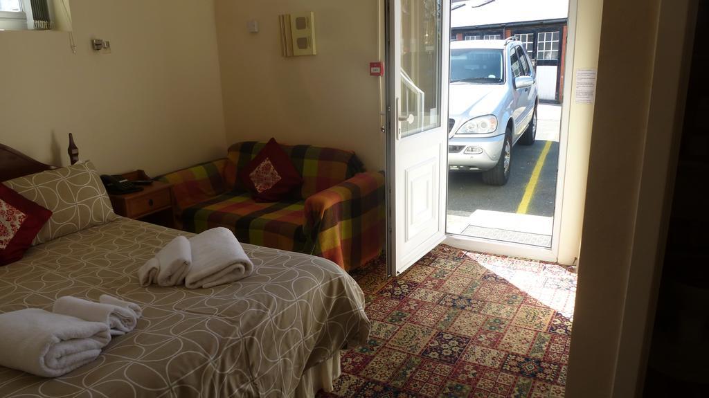 Whitehall Guest House Colwyn Bay Εξωτερικό φωτογραφία
