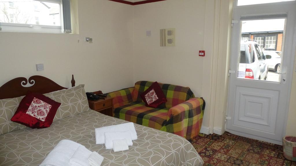 Whitehall Guest House Colwyn Bay Εξωτερικό φωτογραφία