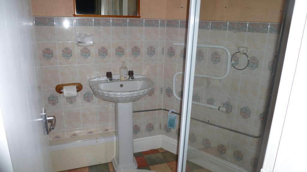 Whitehall Guest House Colwyn Bay Εξωτερικό φωτογραφία