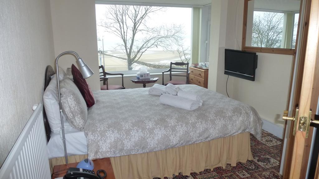 Whitehall Guest House Colwyn Bay Εξωτερικό φωτογραφία